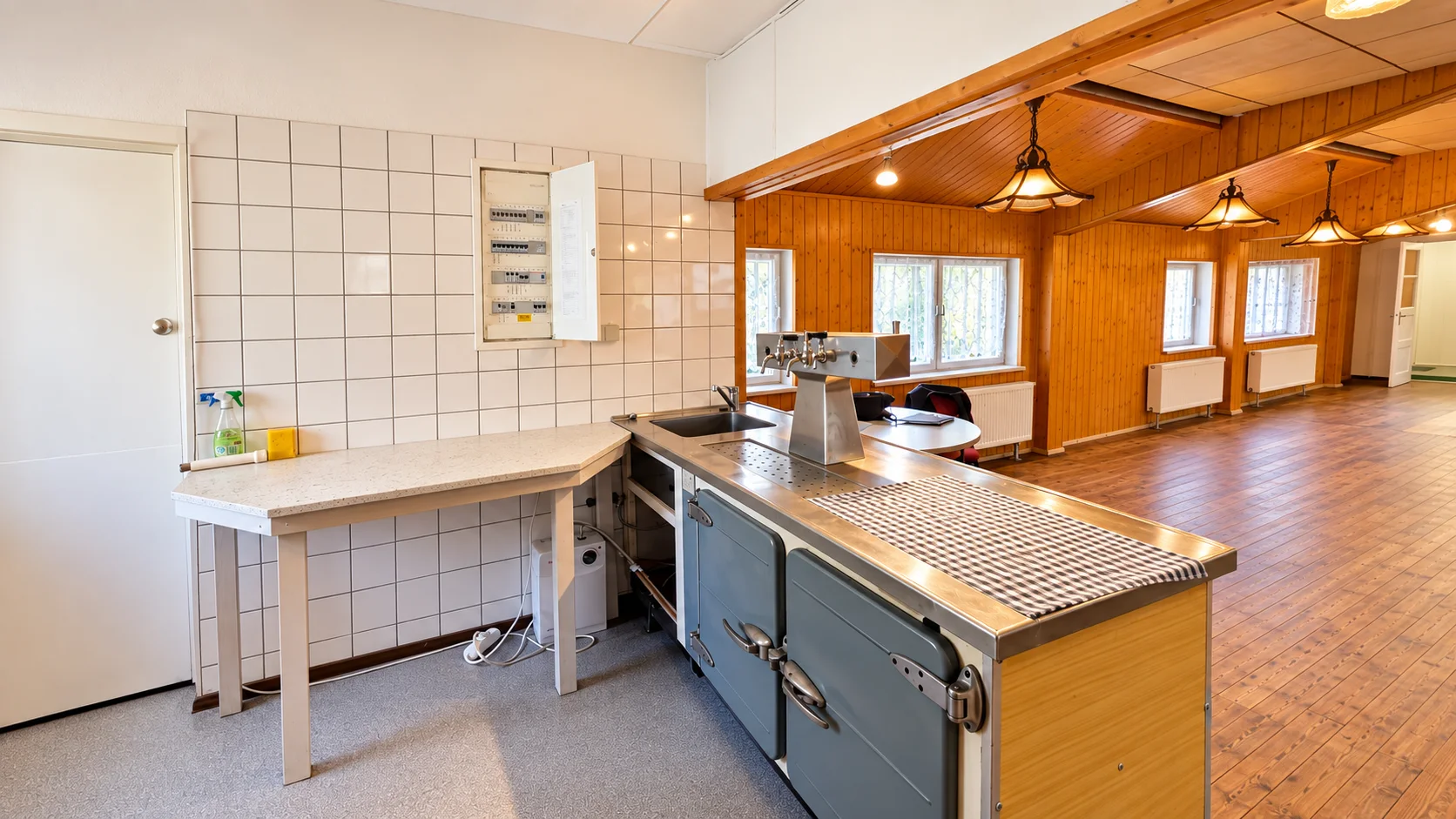 Theke im Vereinsheim mit Blick in den großen Veranstaltungsraum