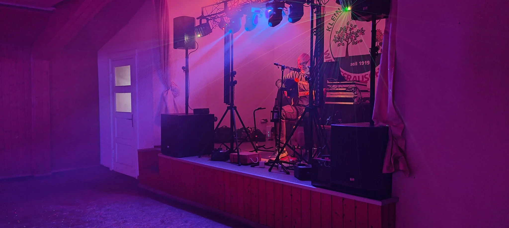 Bühne mit Musiktechnik in violettem Licht