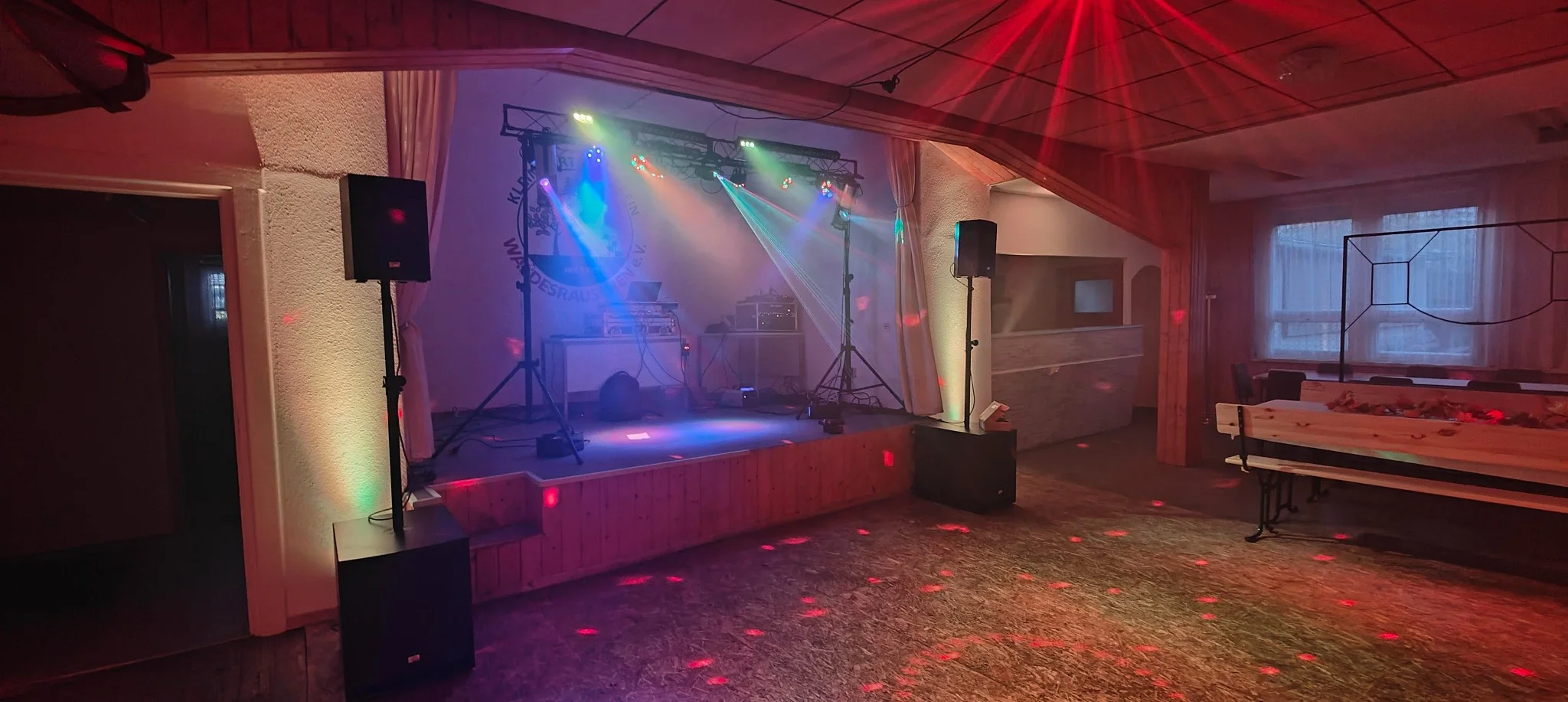 Bühne und Tanzfläche mit Lichttechnik