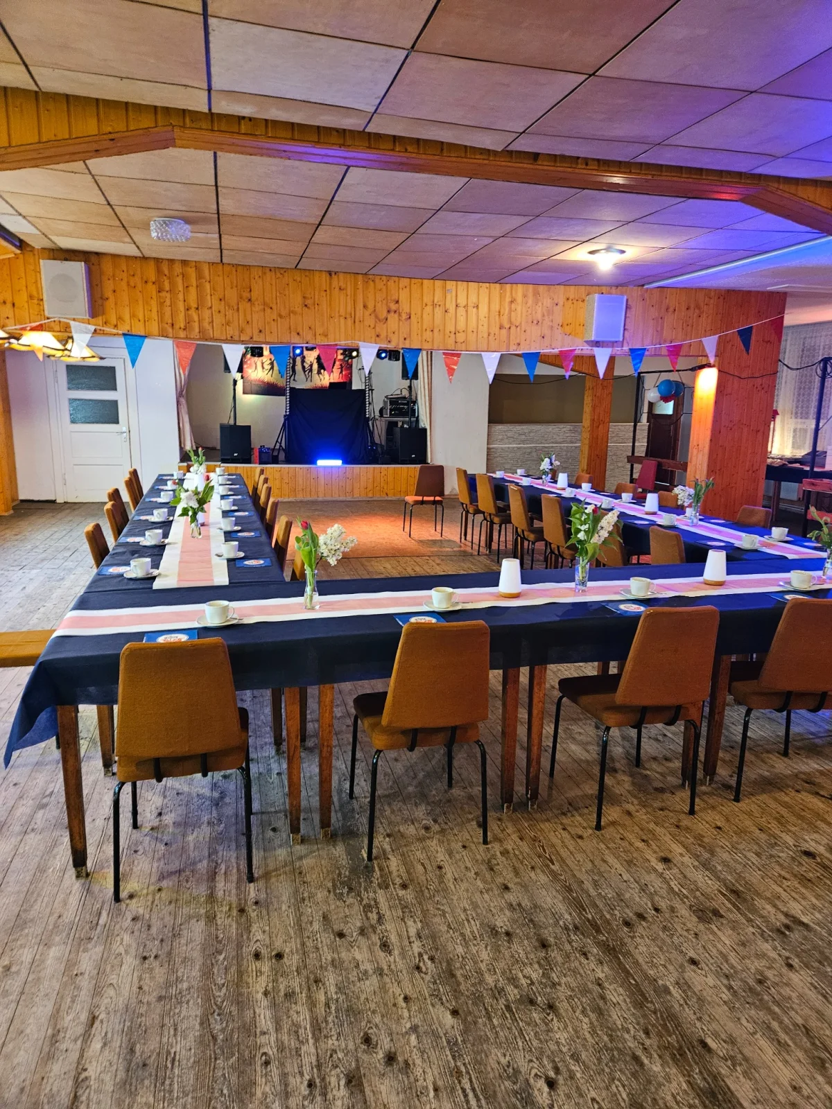 Festlich gedeckter Saal mit Blick zur Bühne