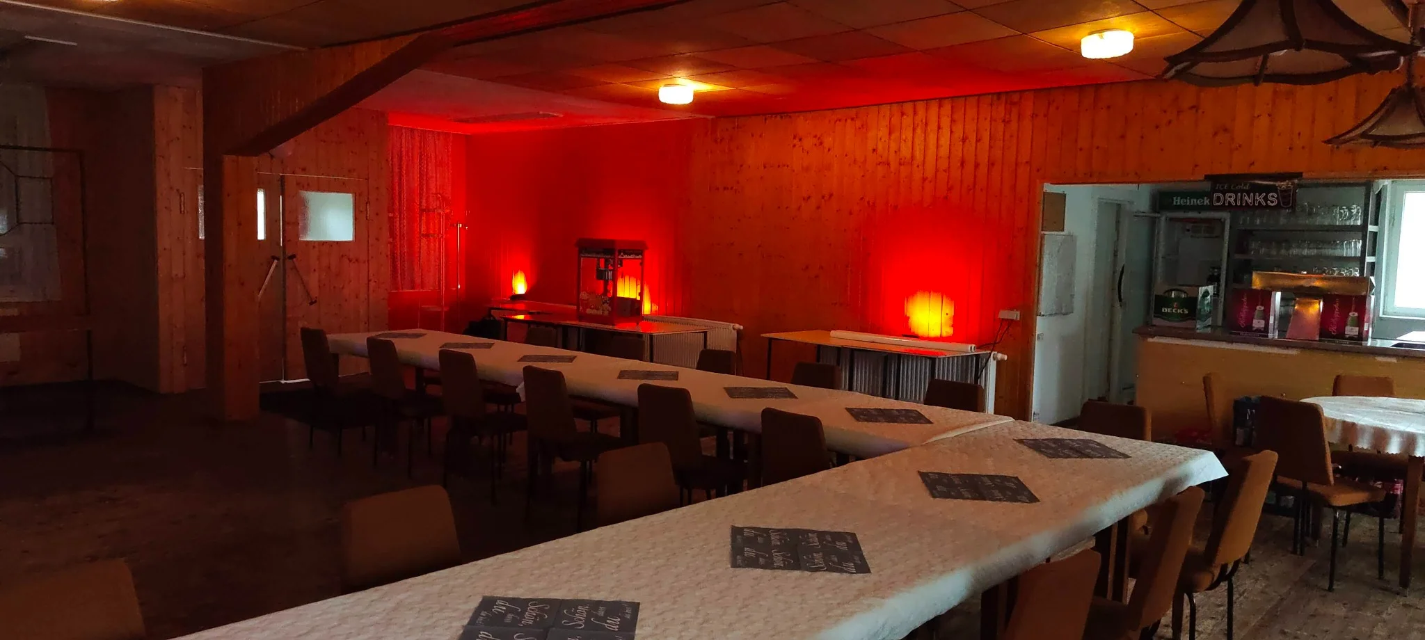 Gedeckte Tafel bei warmer Abendbeleuchtung
