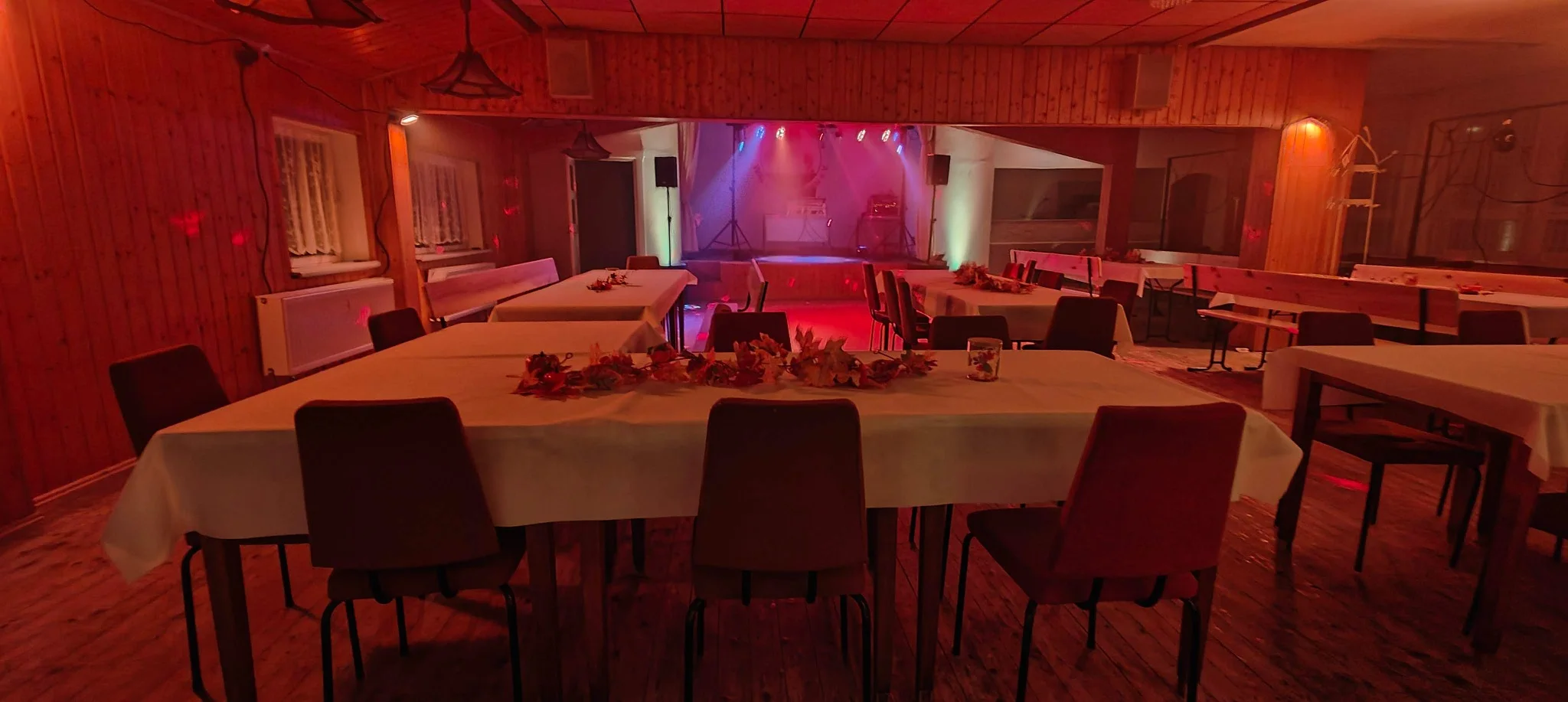 Herbstlich dekorierte Festtafeln im Saal
