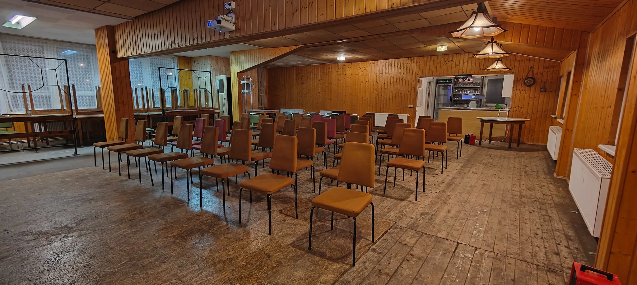 Reihenbestuhlung mit Blick in den Saal