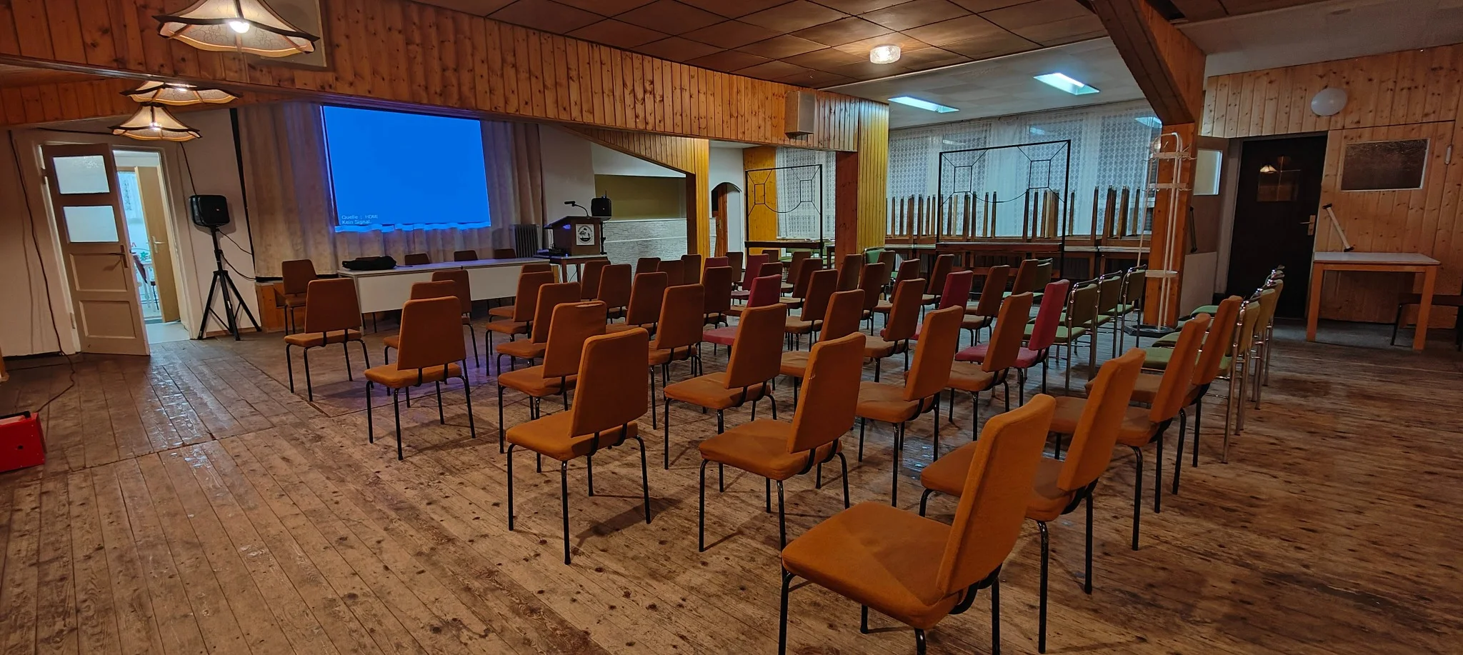 Reihenbestuhlung mit Leinwand für Vorträge