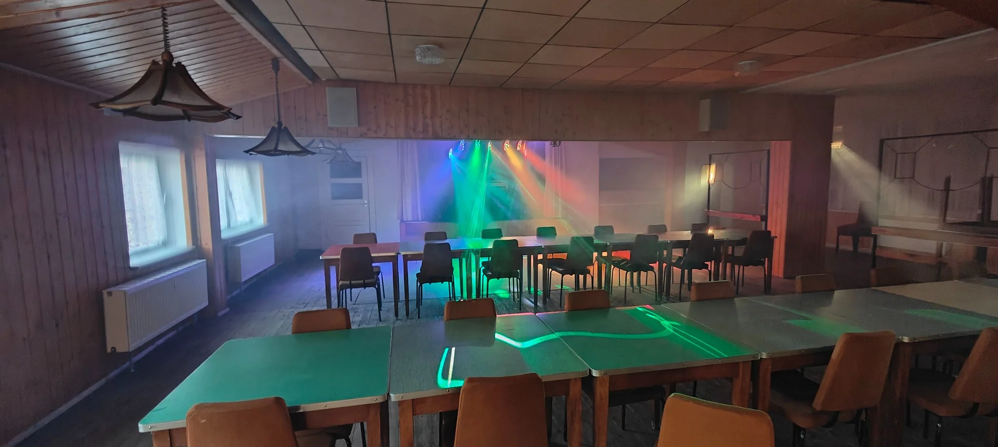 Saal und buntem Licht