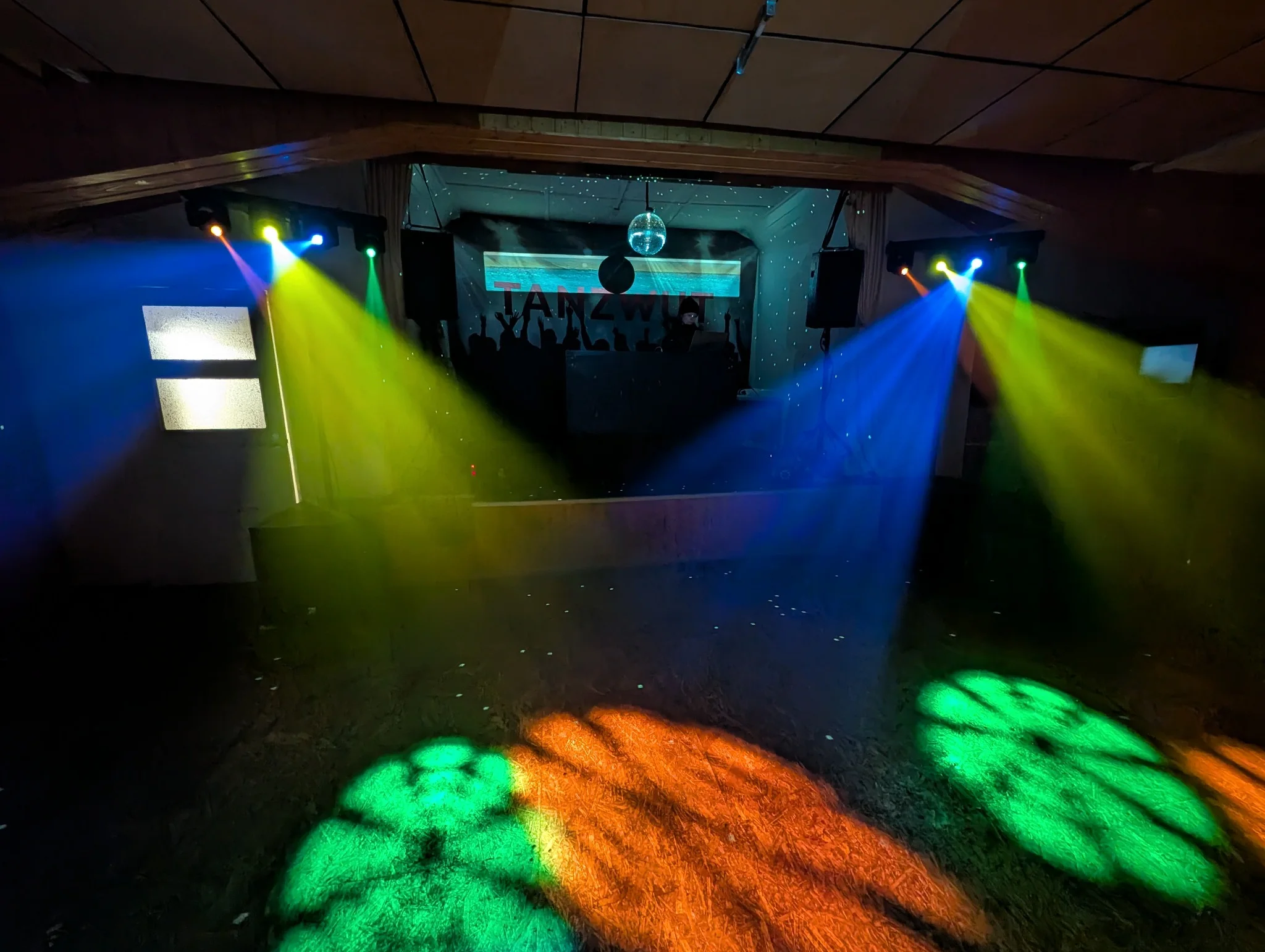 Bühne mit blauen und gelben Lichtstrahlen