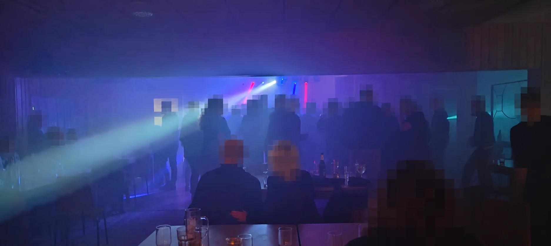 volle Tanzfläche und voller Saal